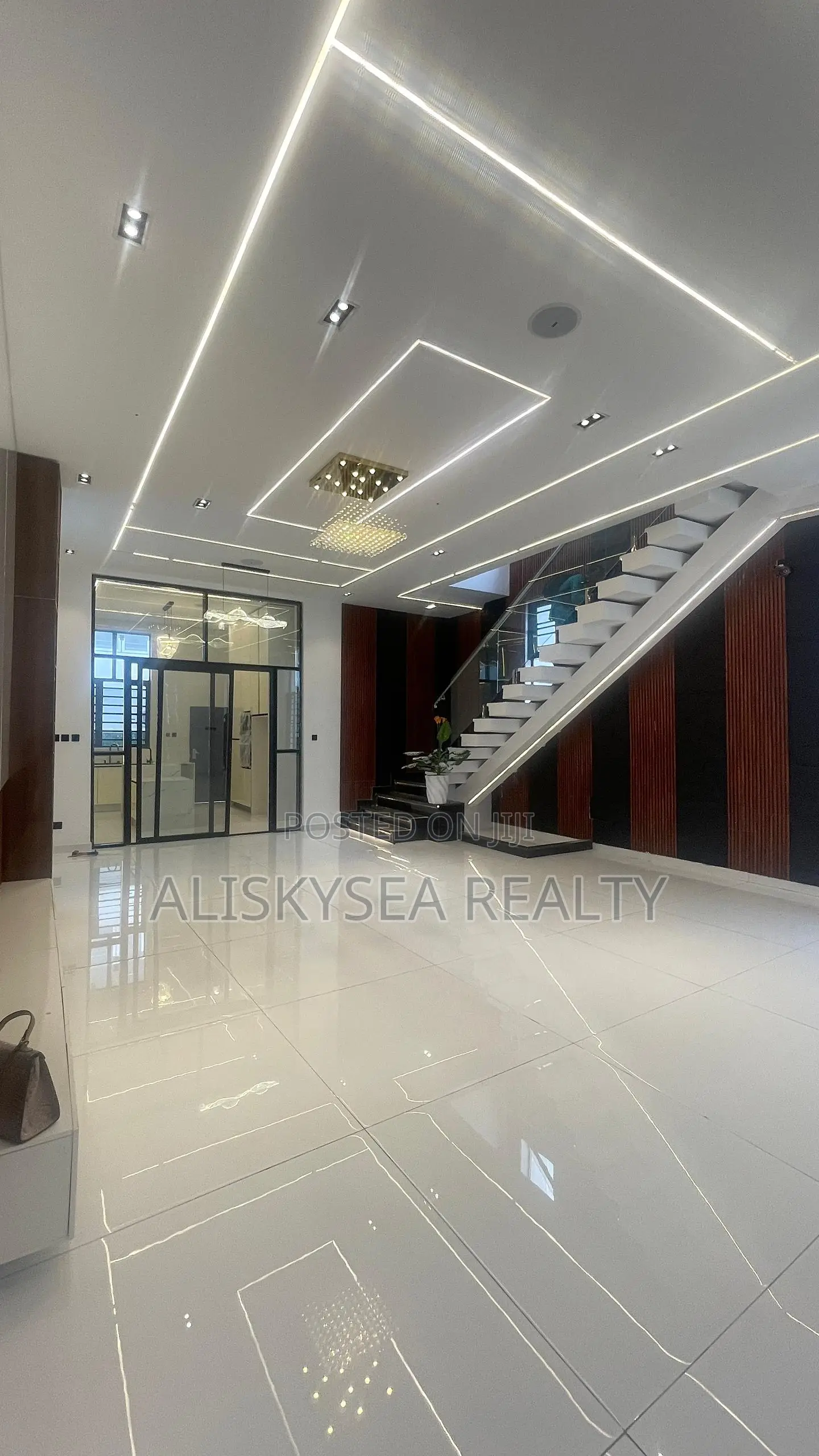 5bdrm Duplex in Chevron for sale
