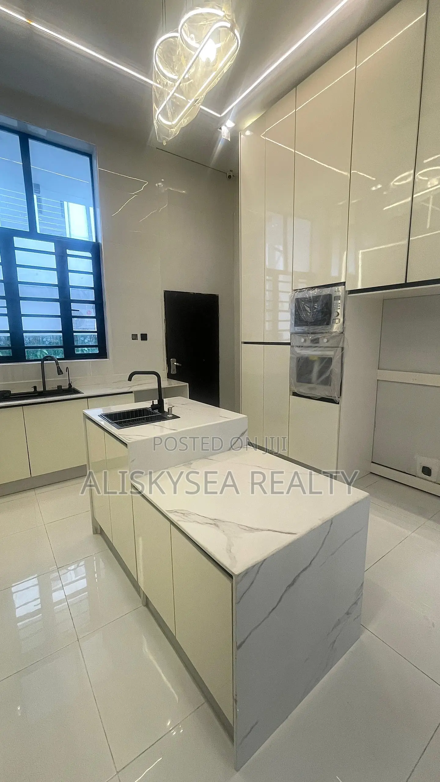5bdrm Duplex in Chevron for sale