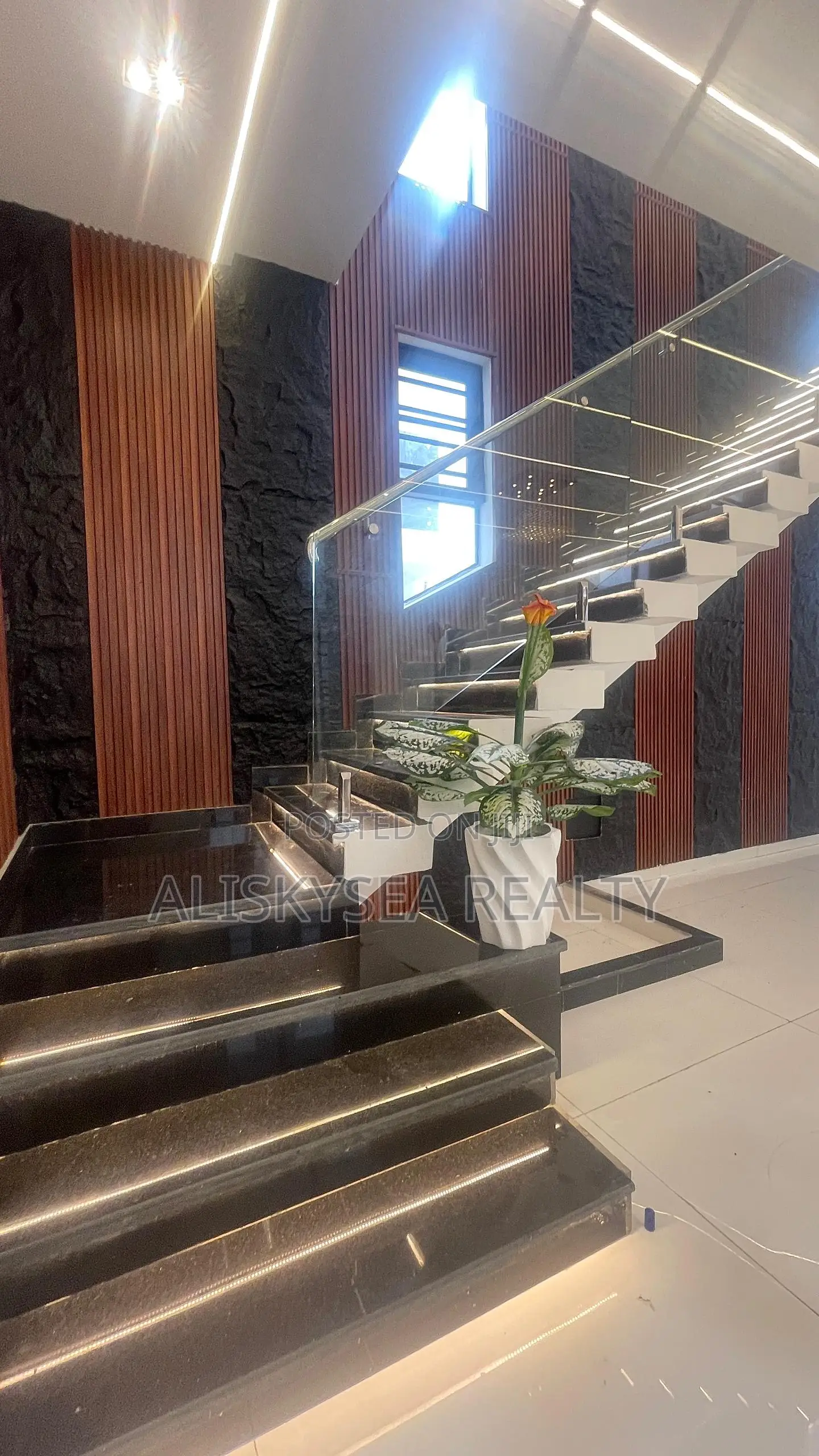 5bdrm Duplex in Chevron for sale