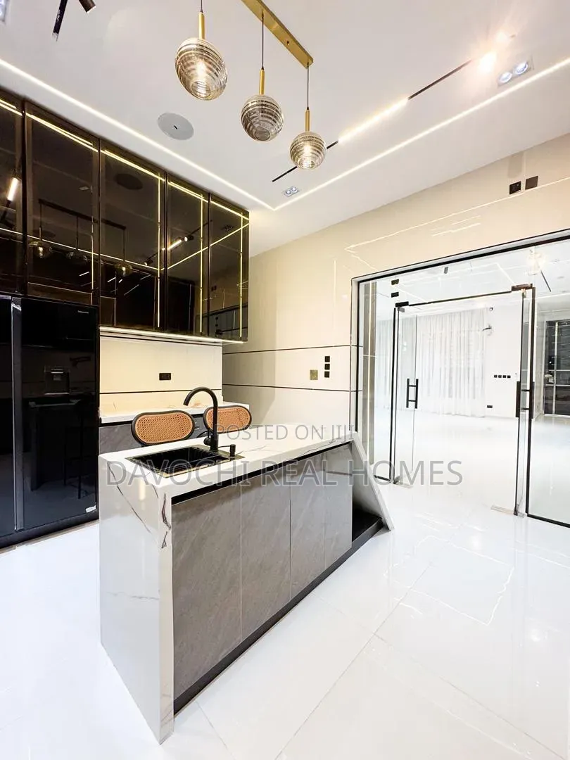 5bdrm Duplex in Chevron for sale