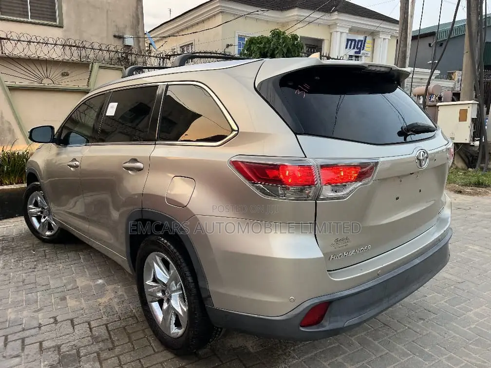 Toyota Highlander Limited V6 4x4 (3.5L 6cyl 6A) 2016 Gold