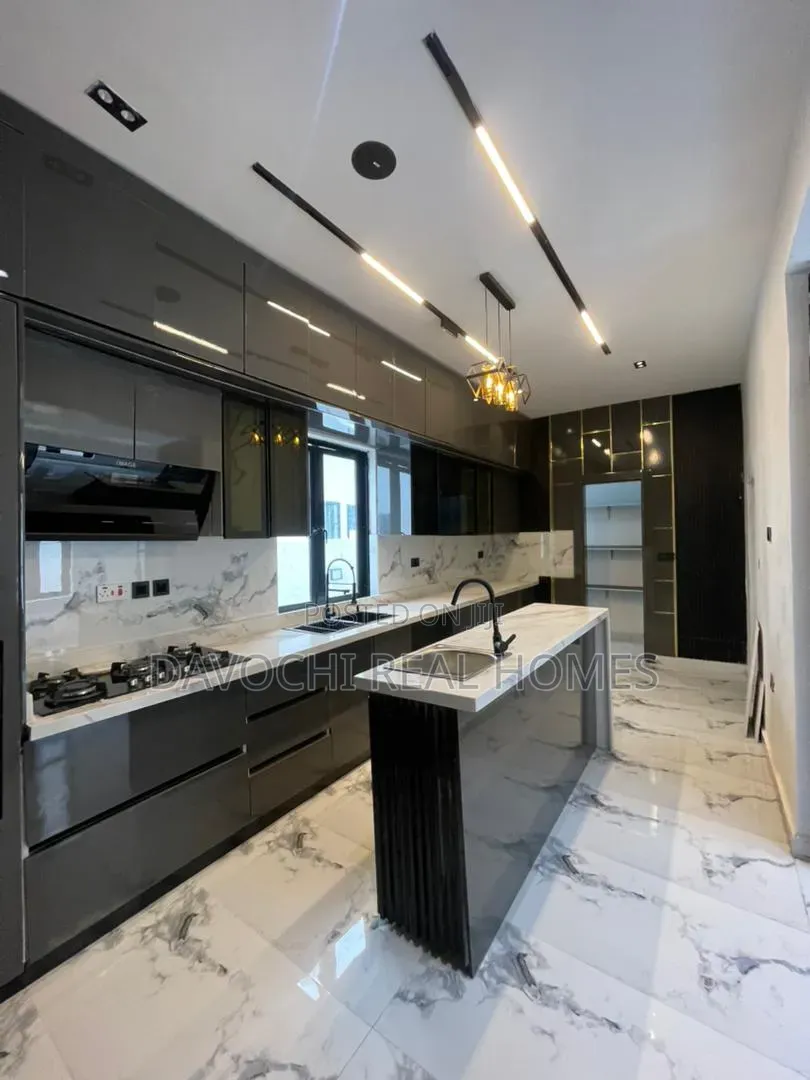 5bdrm Duplex in Ikota for sale