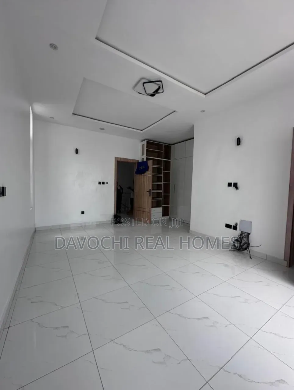 4bdrm Duplex in Chevron for sale
