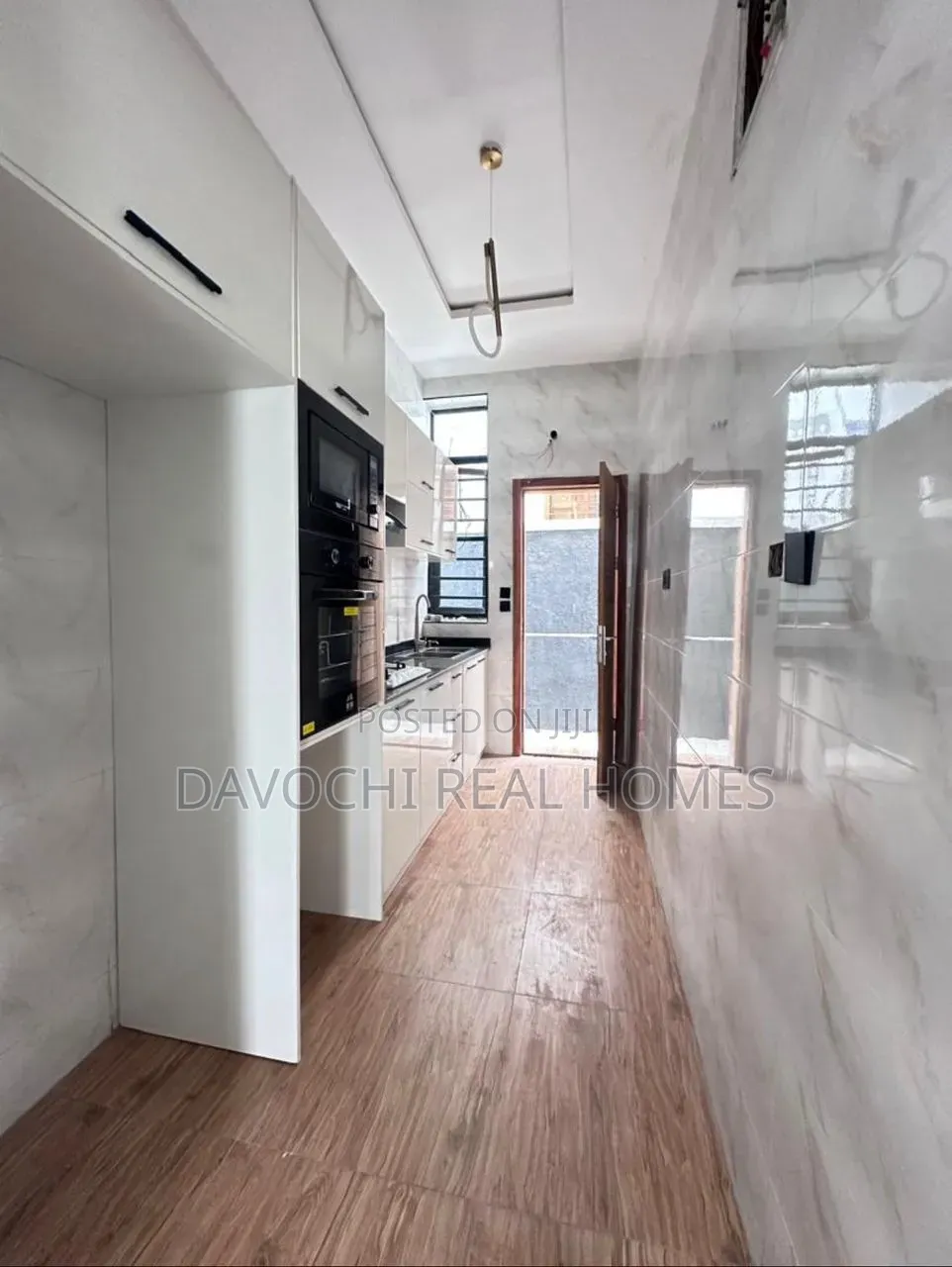 4bdrm Duplex in Chevron for sale