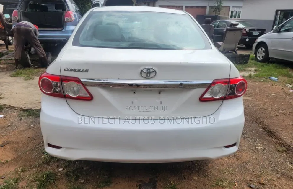 Toyota Corolla LE 4dr Sedan (1.8L 4cyl 4A) 2011 Beige