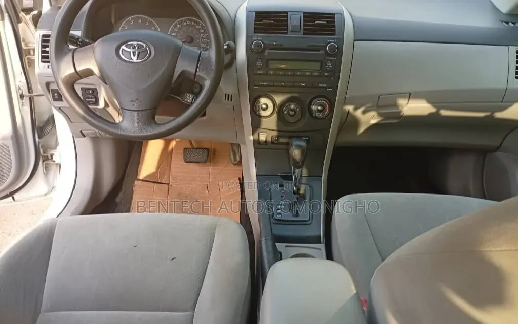 Toyota Corolla LE 4dr Sedan (1.8L 4cyl 4A) 2011 Beige