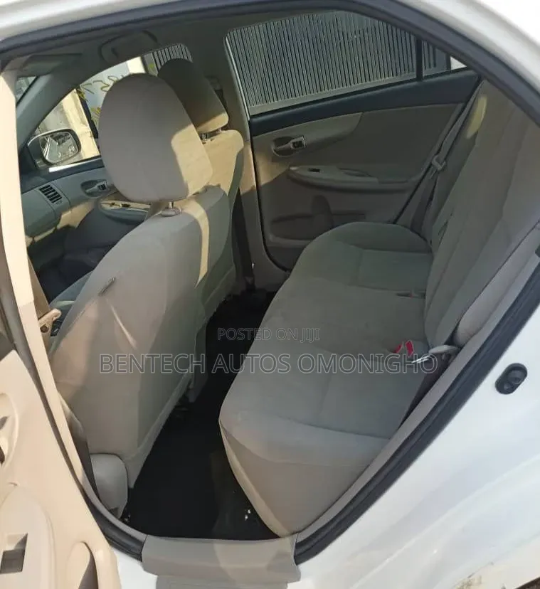 Toyota Corolla LE 4dr Sedan (1.8L 4cyl 4A) 2011 Beige