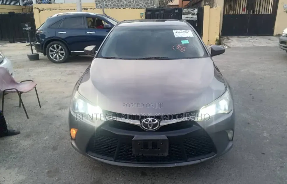 Toyota Camry SE w/Special Edition Pkg (2.5L 4cyl 6A) 2016 Ivory