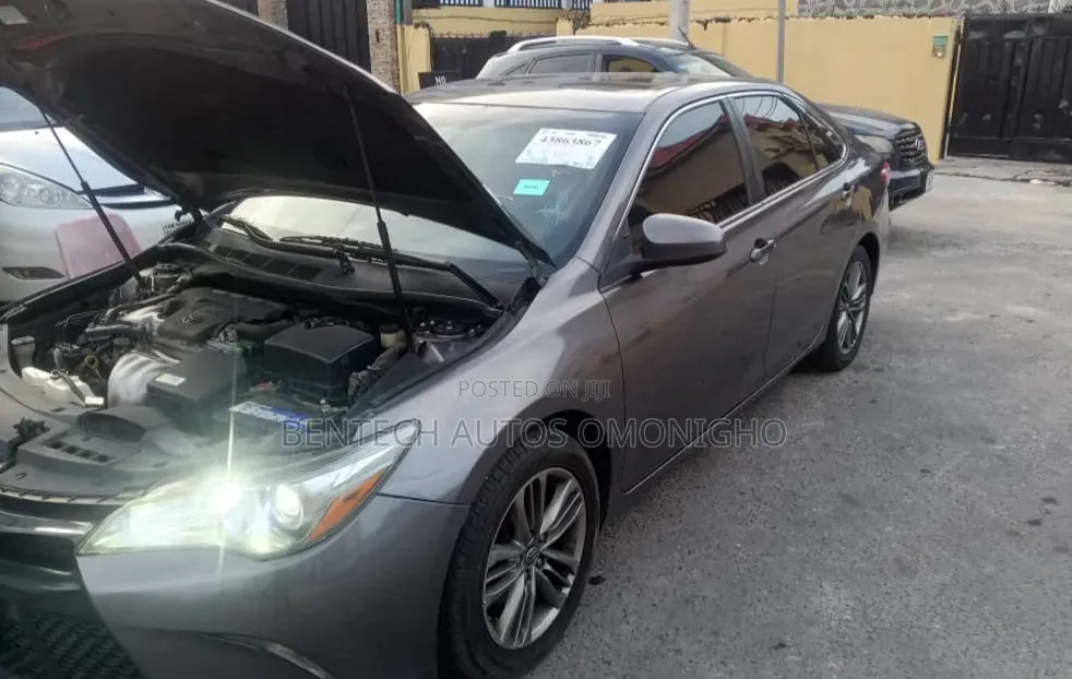 Toyota Camry SE w/Special Edition Pkg (2.5L 4cyl 6A) 2016 Ivory