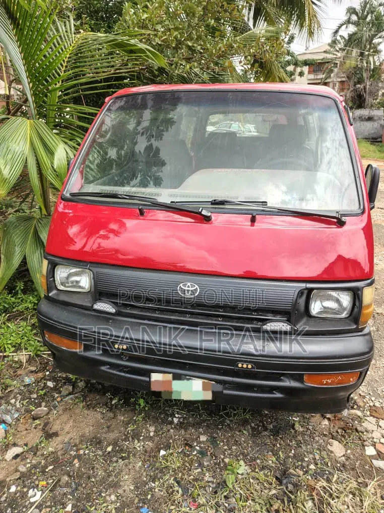Toyota HiAce 2002 Red
