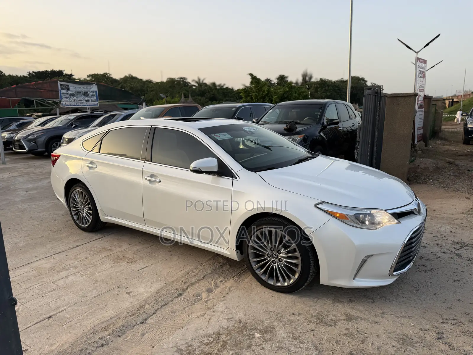 Toyota Avalon Limited FWD Sedan (3.6L 6cyl 6A) 2016 White