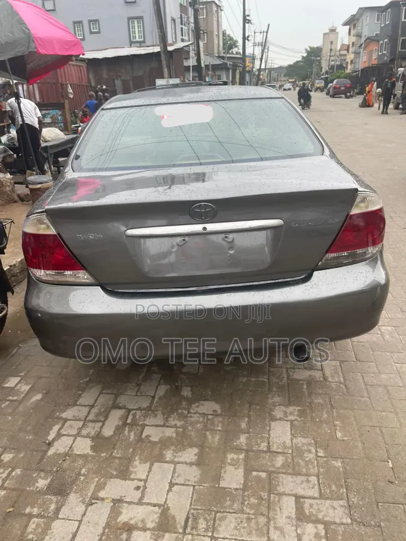 Toyota Camry LE 4dr Sedan (2.4L 4cyl 5A) 2005 Gray