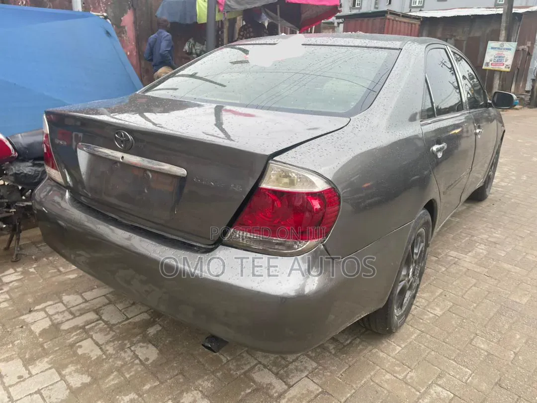 Toyota Camry LE 4dr Sedan (2.4L 4cyl 5A) 2005 Gray