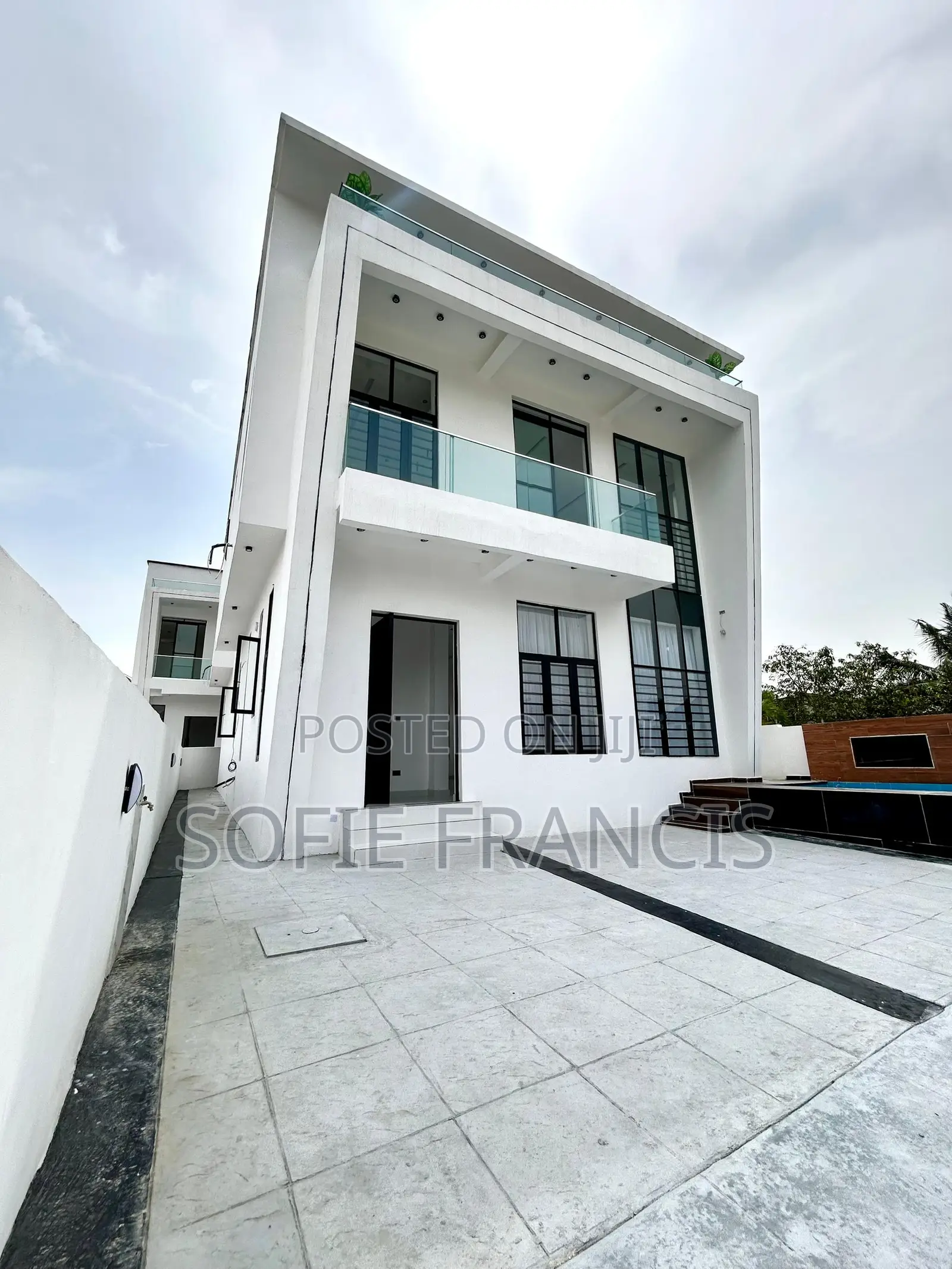 5bdrm Duplex in Sangotedo for sale