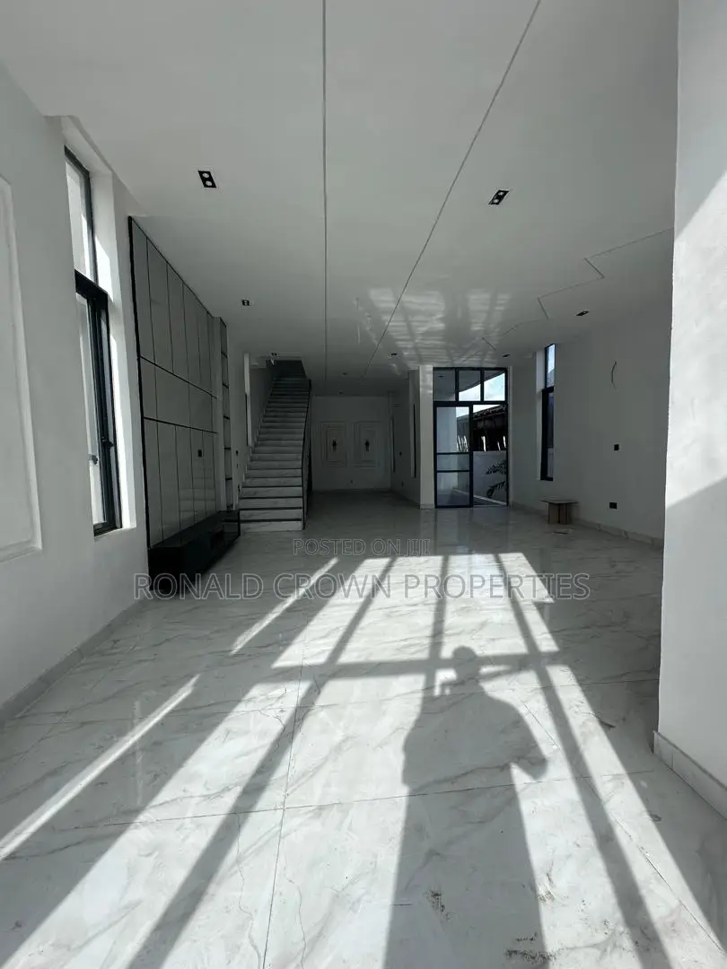 5bdrm Duplex in Chevron for sale