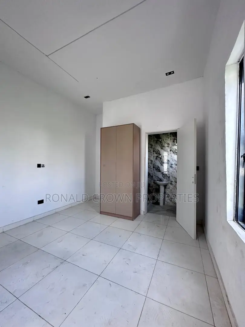 5bdrm Duplex in Chevron for sale