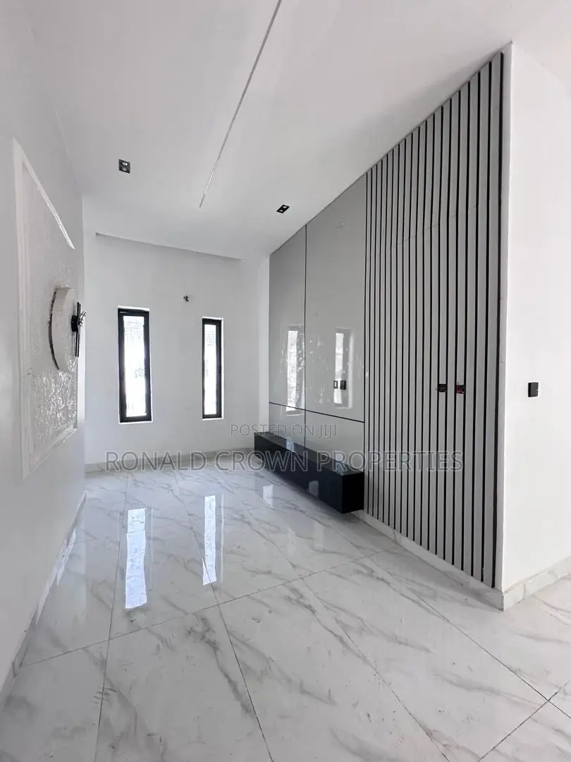 5bdrm Duplex in Chevron for sale