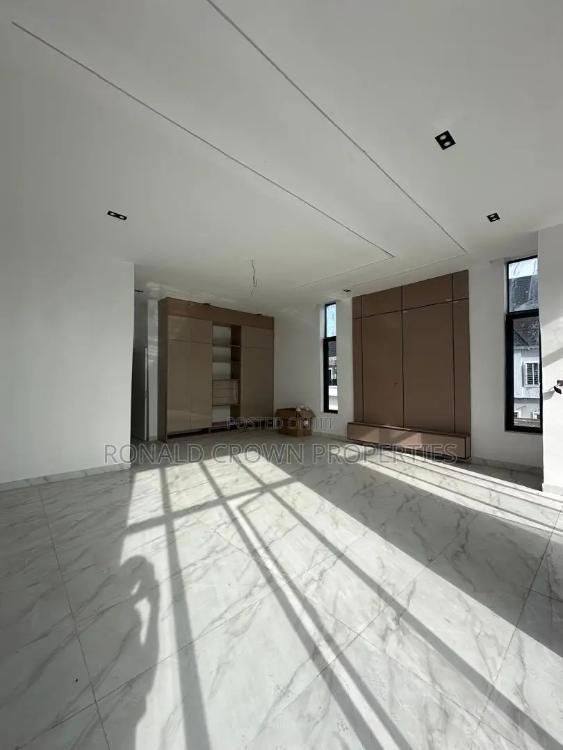 5bdrm Duplex in Chevron for sale