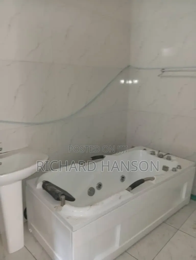 4bdrm Duplex in Secured, Chevron for rent