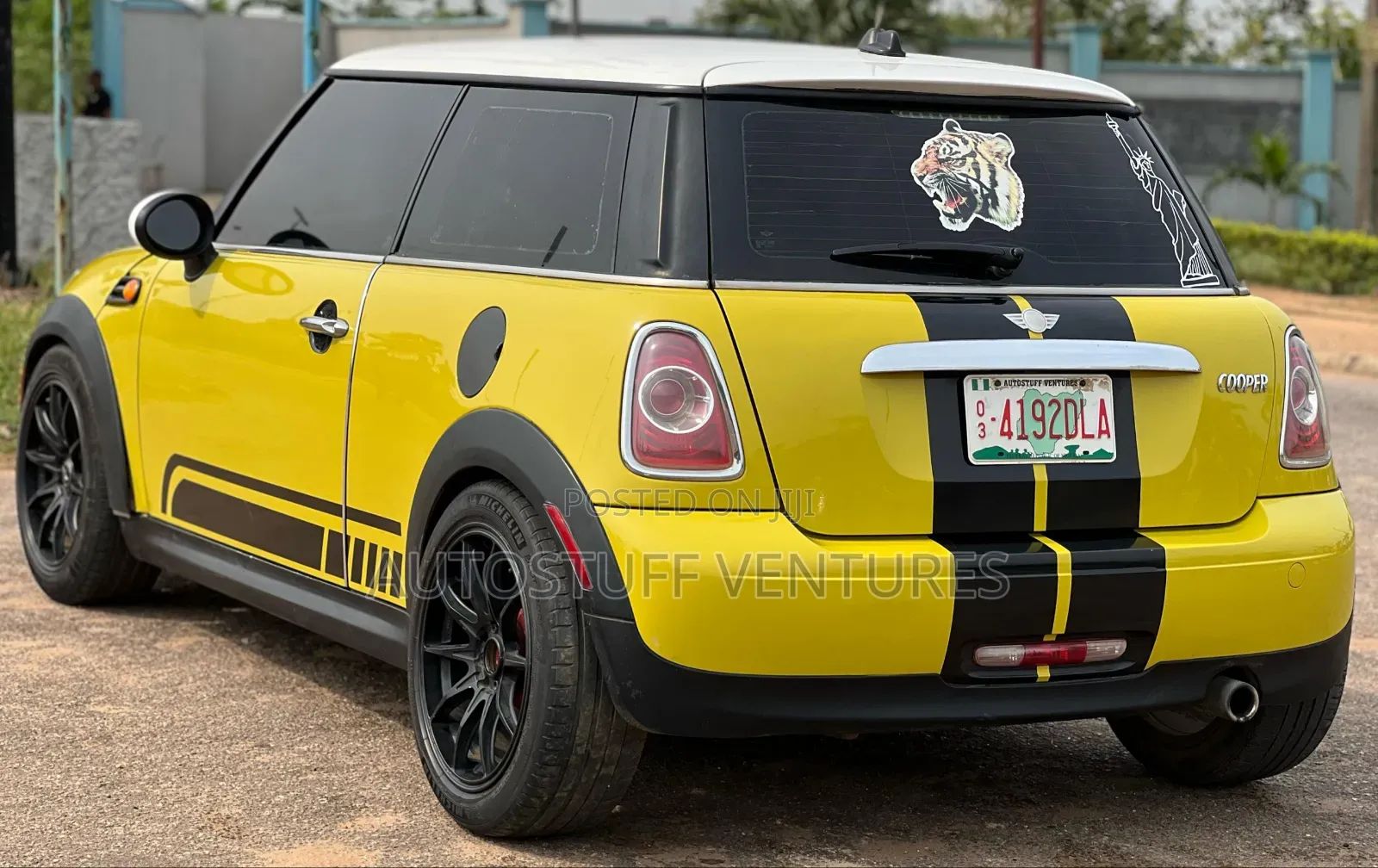 Mini Cooper John Cooper Works 2011 Yellow