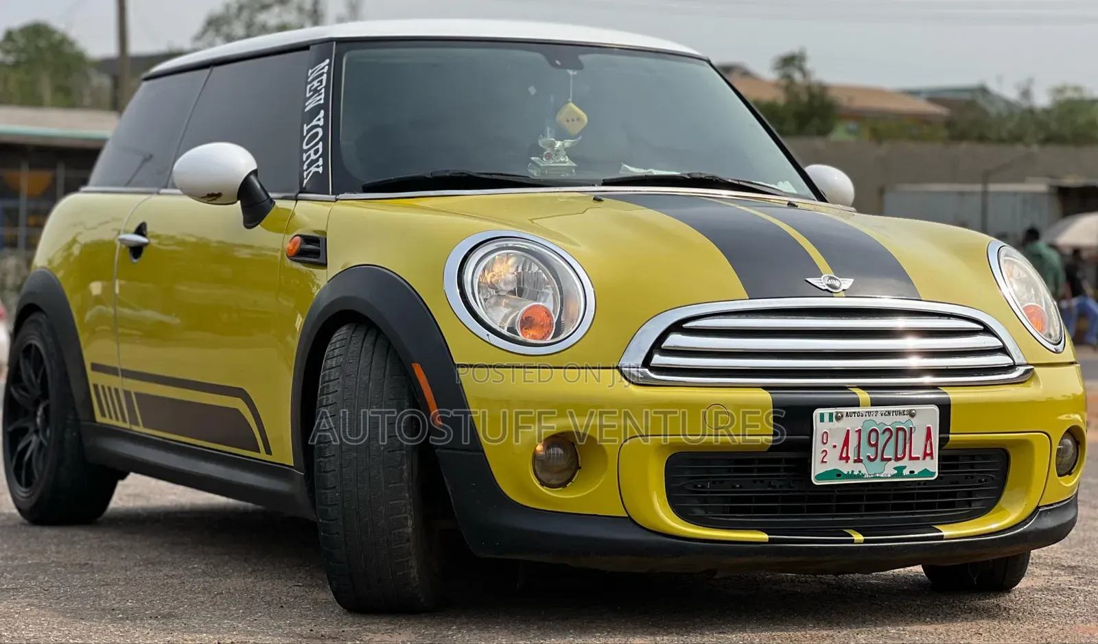 Mini Cooper John Cooper Works 2011 Yellow