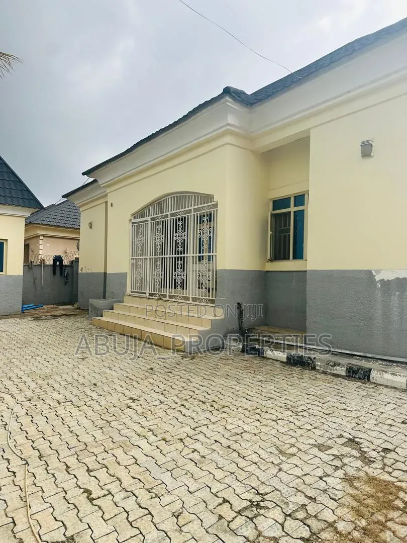 3bdrm Bungalow in By 6Th Avenue, Gwarinpa for sale