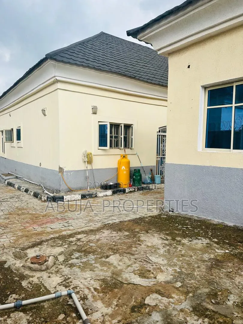 3bdrm Bungalow in By 6Th Avenue, Gwarinpa for sale