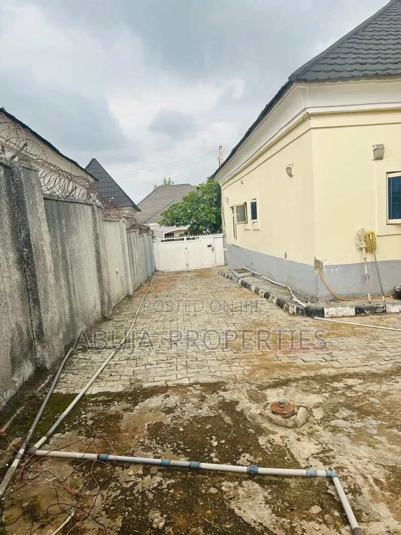 3bdrm Bungalow in By 6Th Avenue, Gwarinpa for sale