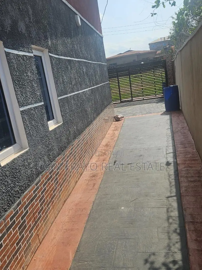 6bdrm Block of Flats in Asipa Tipper Garage, Akala Express for sale