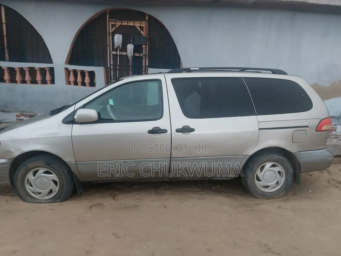 Toyota Sienna LE 2002 Gold