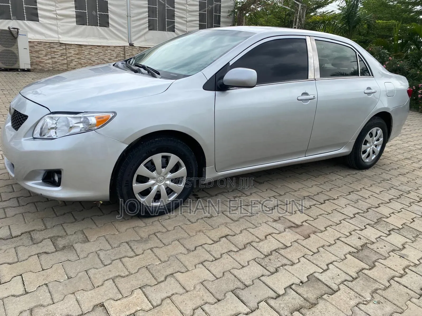 Toyota Corolla LE 4dr Sedan (1.8L 4cyl 4A) 2010 Silver