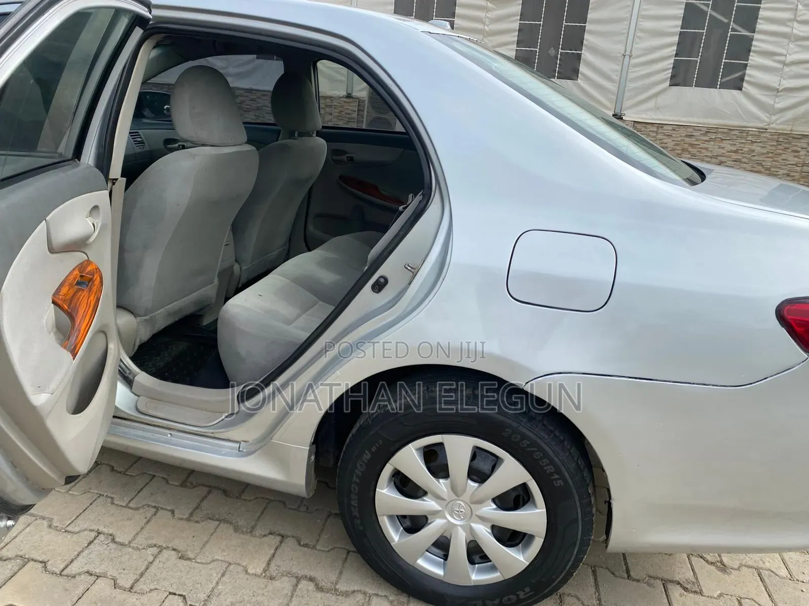 Toyota Corolla LE 4dr Sedan (1.8L 4cyl 4A) 2010 Silver