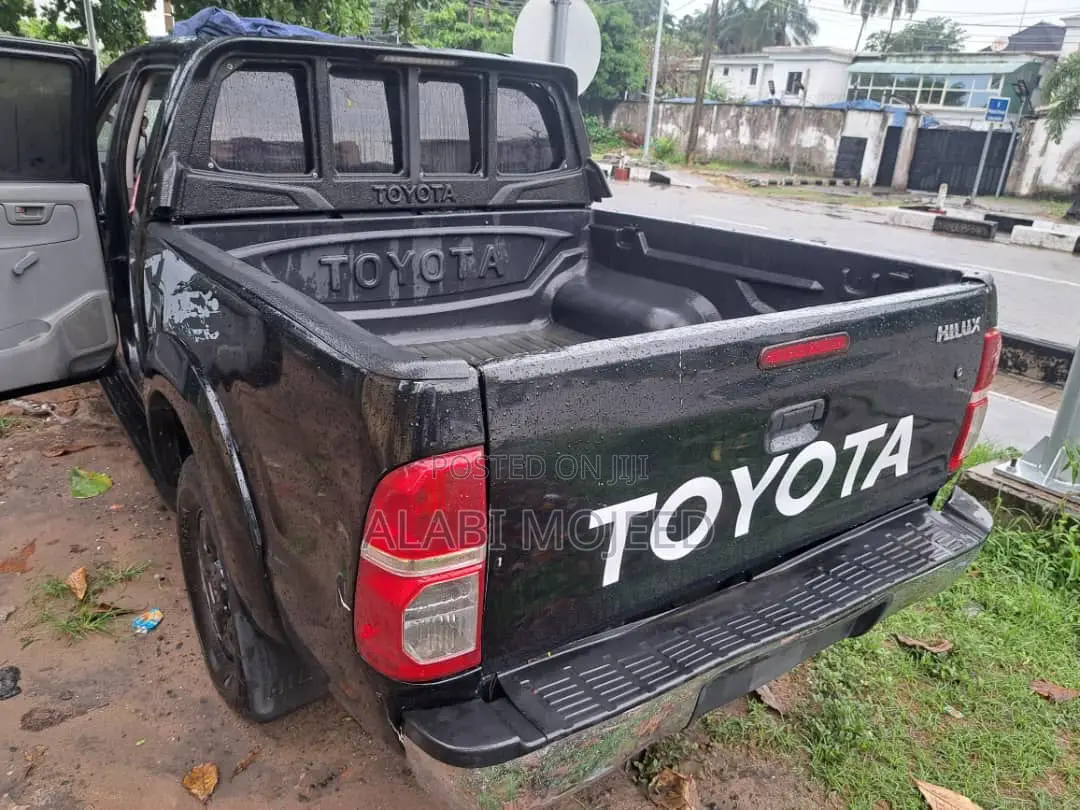 Toyota Hilux 2.5 D-4D 4X4 SRX 2011 Black
