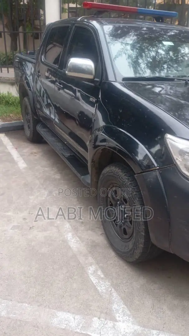 Toyota Hilux 2.5 D-4D 4X4 SRX 2011 Black