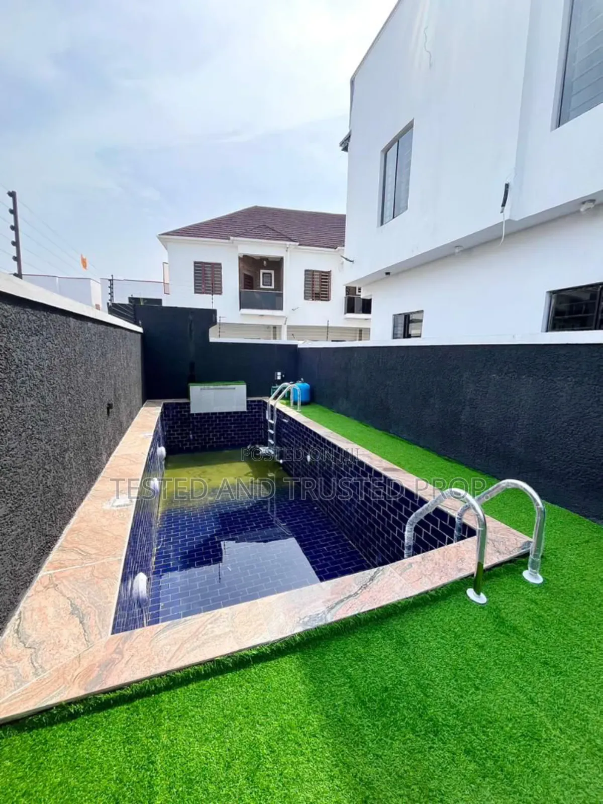 4bdrm Duplex in Orchid, Chevron for sale