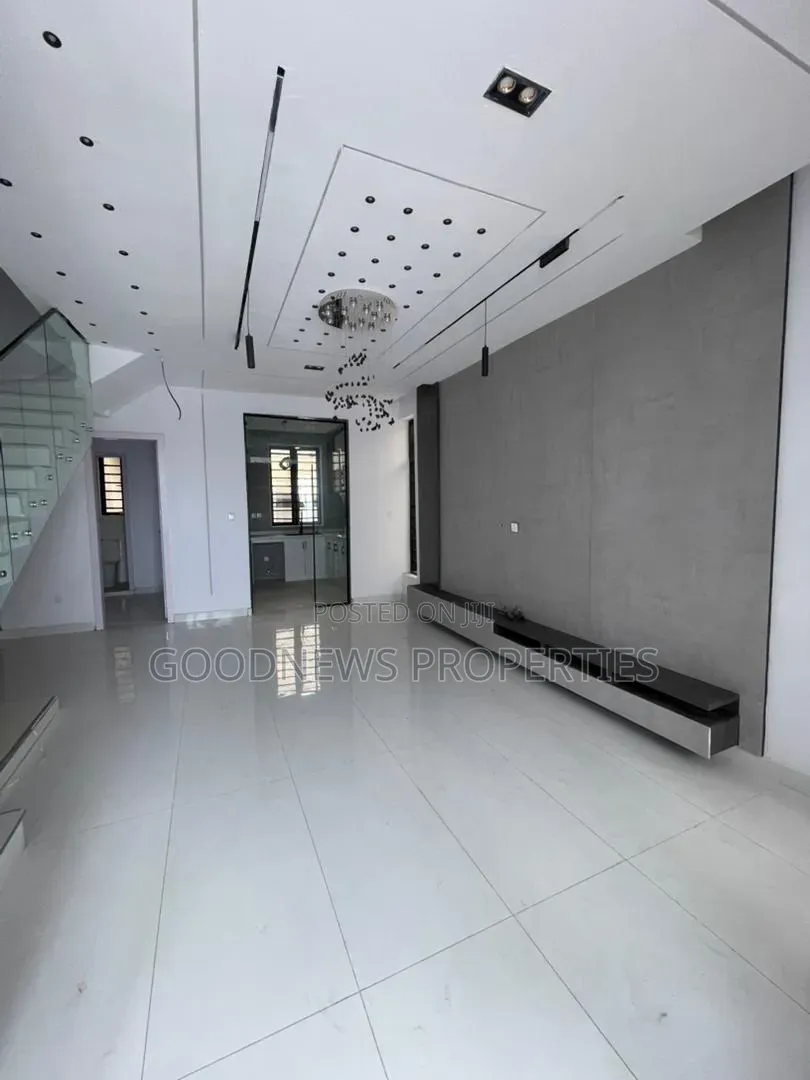 4bdrm Duplex in Ikota for sale