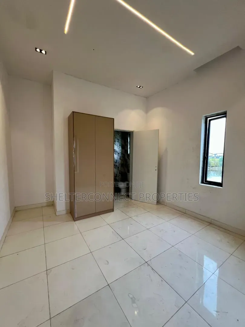 5bdrm Duplex in Chevron for sale