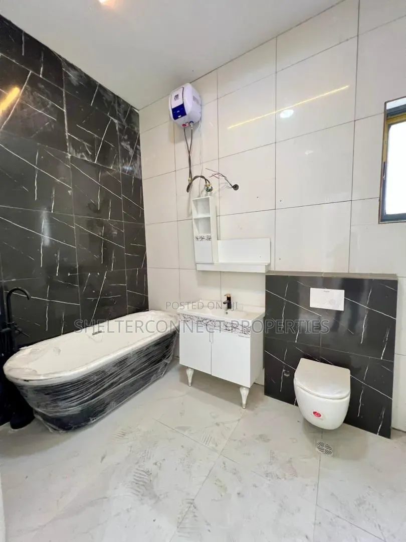 5bdrm Duplex in Chevron for sale