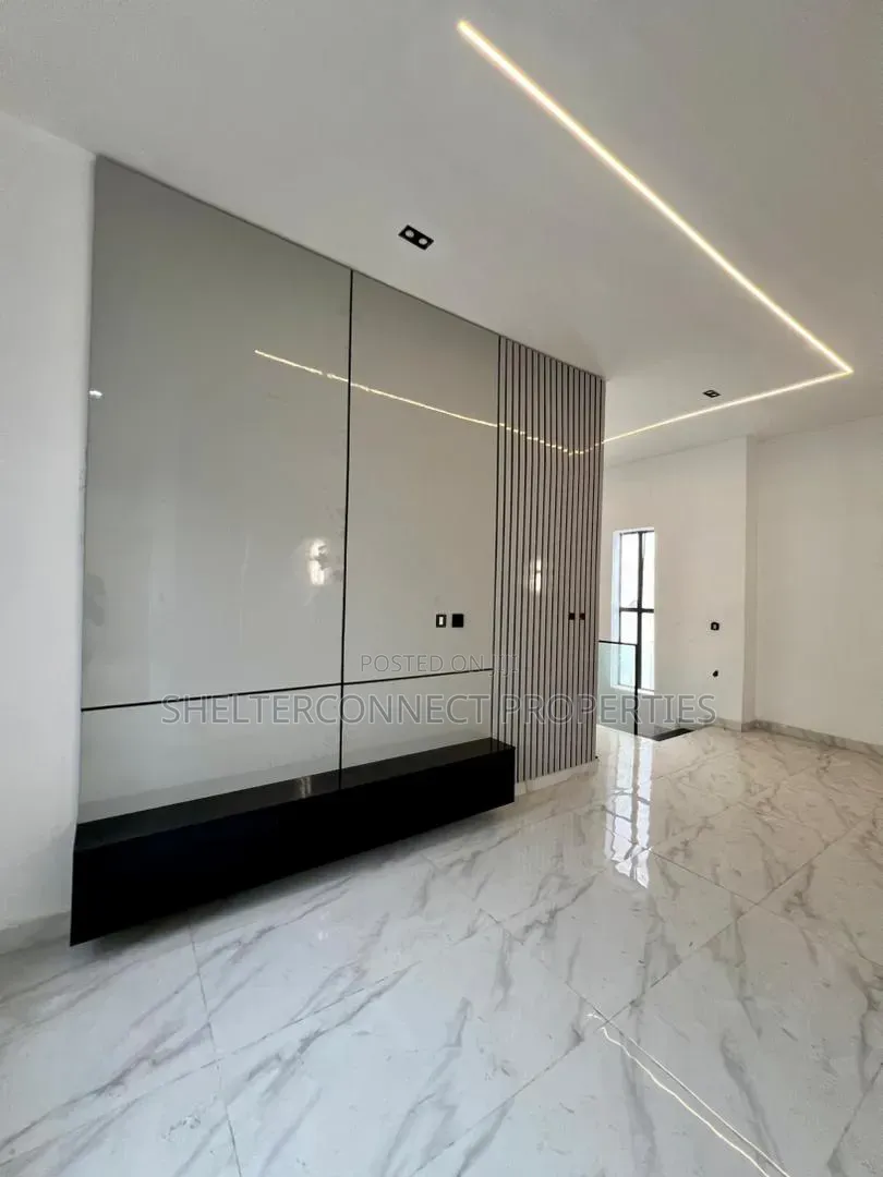 5bdrm Duplex in Chevron for sale