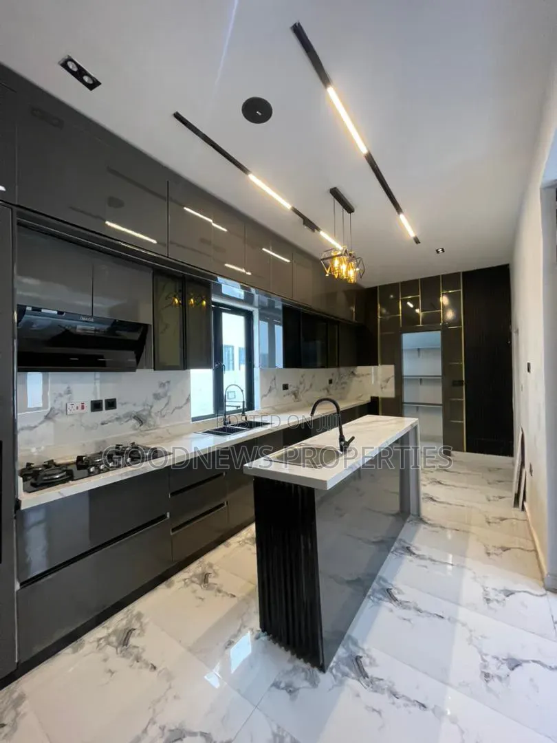 5bdrm Duplex in Ikota for sale