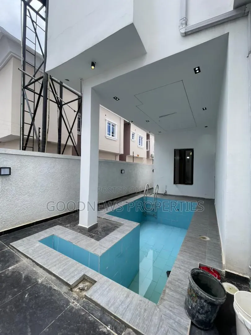 5bdrm Duplex in Ikota for sale