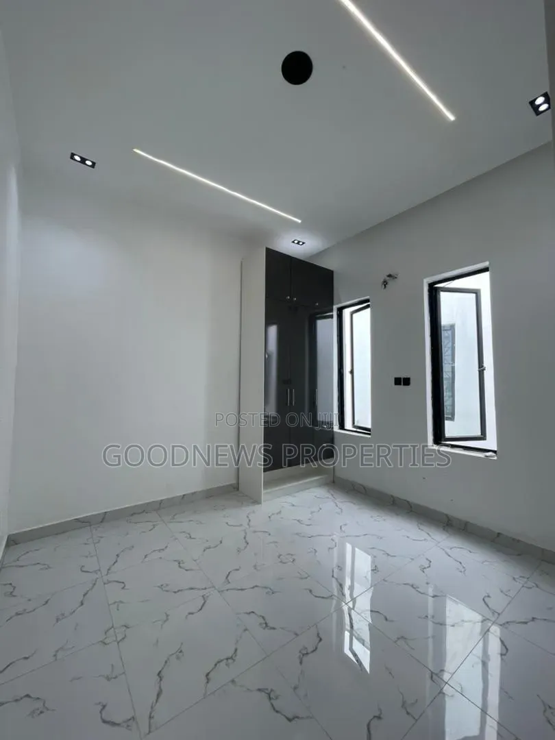 5bdrm Duplex in Ikota for sale
