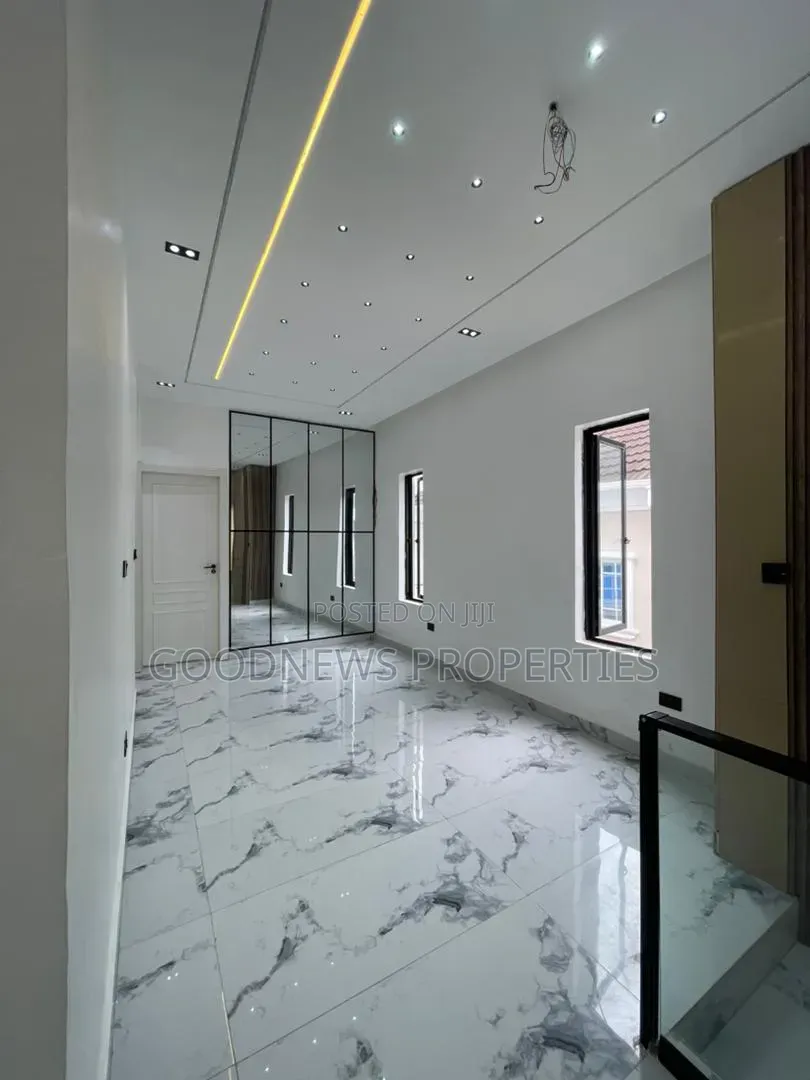 5bdrm Duplex in Ikota for sale
