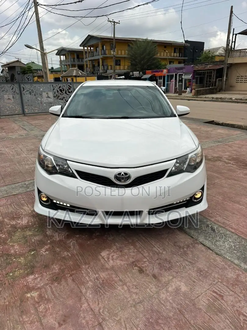 Toyota Camry SE 4dr Sedan (2.5L 4cyl 6A) 2014 White