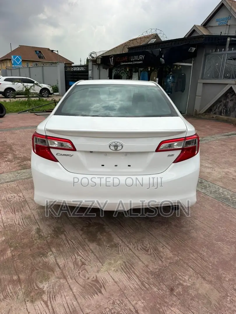 Toyota Camry SE 4dr Sedan (2.5L 4cyl 6A) 2014 White