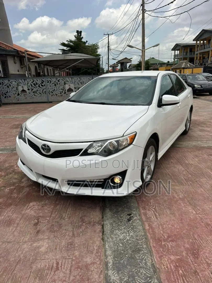 Toyota Camry SE 4dr Sedan (2.5L 4cyl 6A) 2014 White