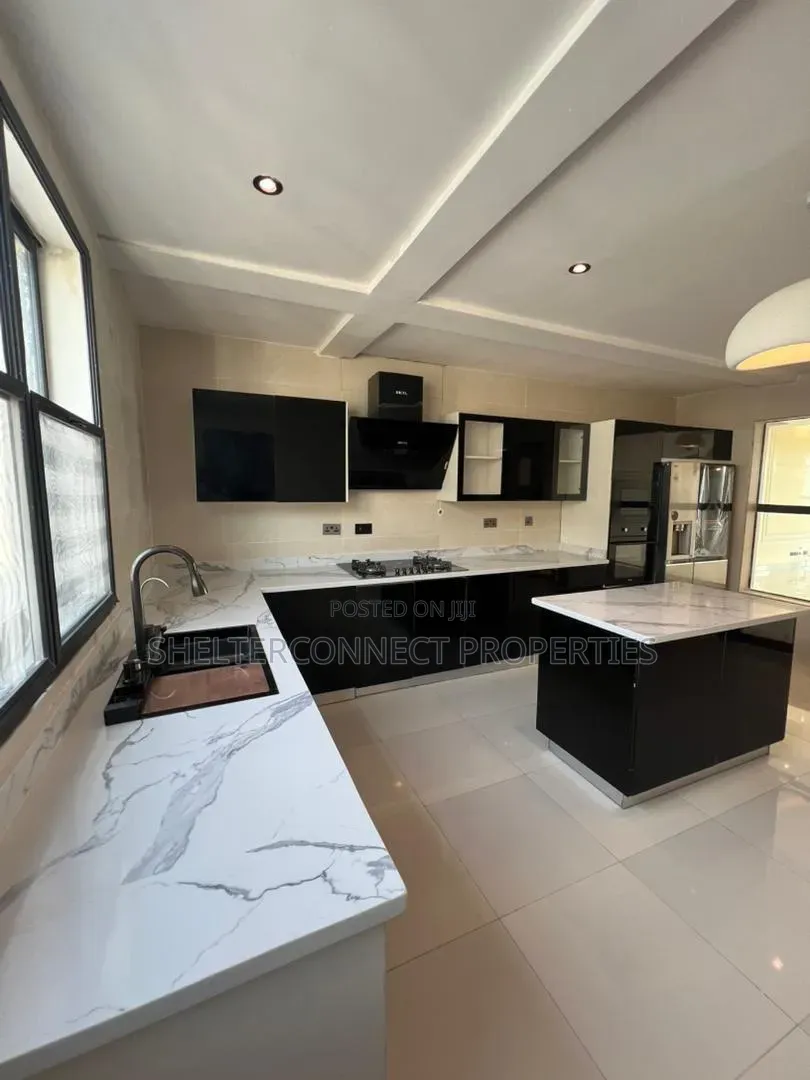 3bdrm Penthouse in Lekki Phase 1 for sale