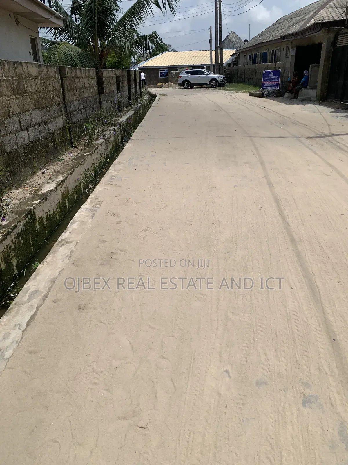 Full Plot With 8 Units of Mini Flat Built to Window Level