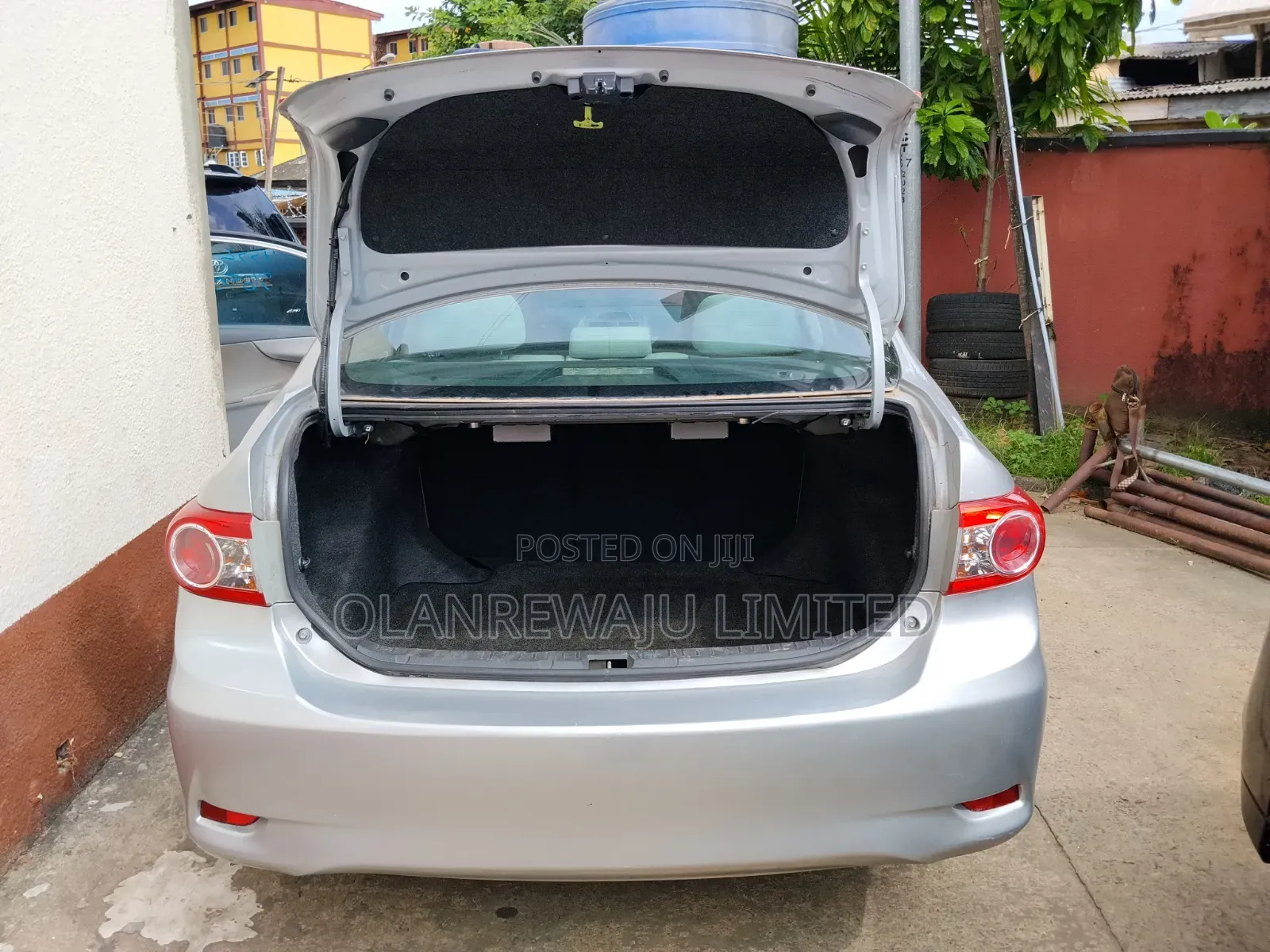 Toyota Corolla LE 4dr Sedan (1.8L 4cyl 4A) 2013 Silver