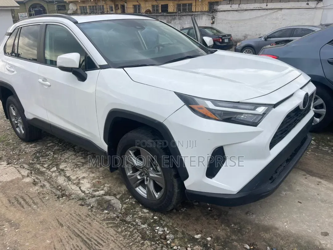 Toyota RAV4 XLE Premium FWD 2024 White